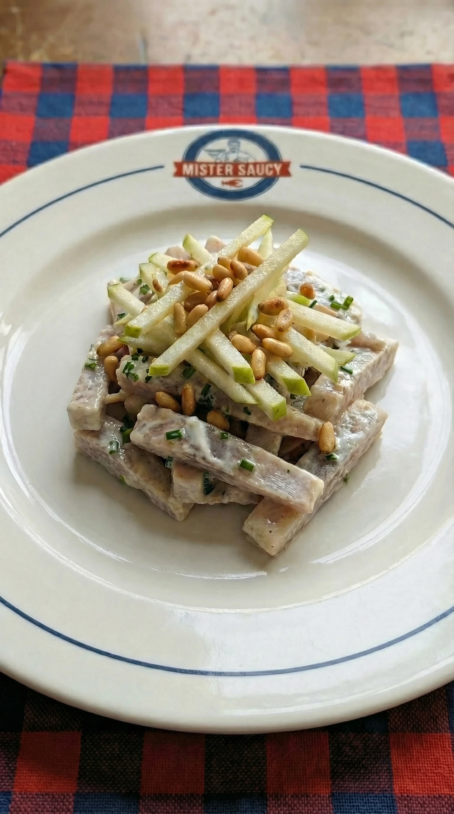 Hareng mariné à la crème de miso, pomme croquante et pignons de pin grillés